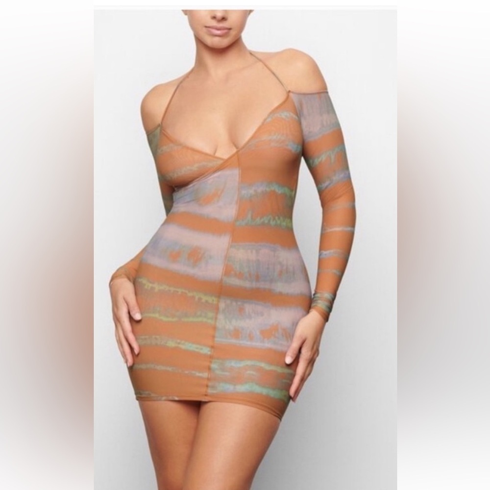 SKIMS Jelly Sheer Off The Shoulder
Dress Tie Dye Print - Medium